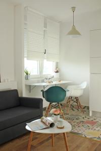 Studio apartman في زغرب: غرفة معيشة مع أريكة وطاولة