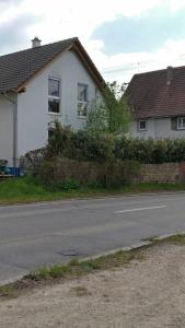 uma casa branca na berma de uma estrada em Fanny em Wittlingen