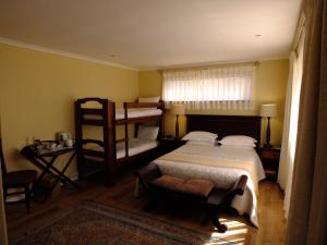 1 Schlafzimmer mit 2 Etagenbetten und einem Fenster in der Unterkunft Seacliffe Lodge in Hout Bay