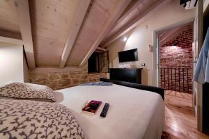 een slaapkamer met een bed met een boek erop bij Pool Villa Domina in Oključna