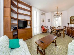 un soggiorno con divano e tavolo di Dante Flexyrent Apartment a Rapallo