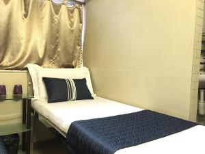 A bed or beds in a room at Osaka Hostel