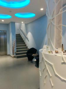 Habitación con una escalera con luces azules en el techo en Hotel Boutique La Mar - Adults Only, en Peñíscola