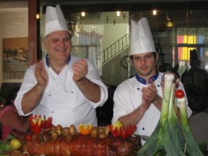 zwei Köche stehen vor einem Tisch mit Gemüse in der Unterkunft Hotel Venus in Riccione