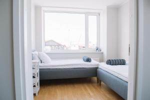 Habitación con 2 camas y ventana en Seaport Apartment, en Tallin