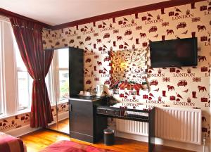 - un salon avec un mur recouvert de papier peint animal dans l'établissement Crompton Guest House, à Hounslow