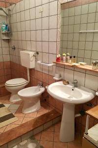 パルティニーコにあるVilla Bisacciaのバスルーム(洗面台、トイレ、鏡付)