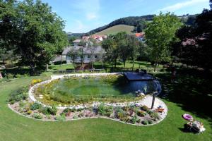 una vista aérea de un jardín en un patio en Hotel Geier, en Bad Schönau