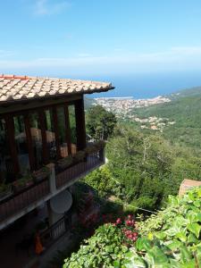 einen Balkon eines Gebäudes mit Blumen darauf in der Unterkunft Appartamento Poggio Romantico in Marciana