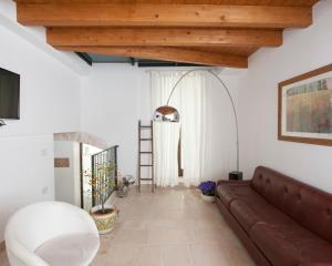 a living room with a couch and a wooden ceiling at Dimora Nonna Rosa in Conversano