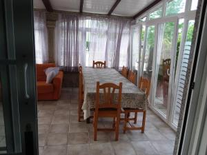 comedor con mesa, sillas y sofá en Apartamentos Barrosa, en Portonovo