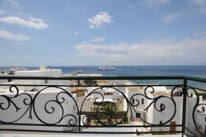 balcón con vistas al océano en Tinos Resort en Tinos Town