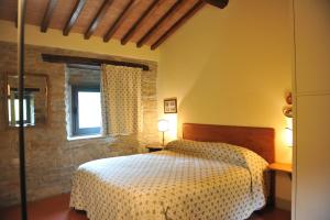 マッラーディにあるAgriturismo Badia della Valleのベッドルーム(ベッド1台、窓付)