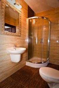 ブワディスワボボにあるVilla Vistaのバスルーム(シャワー、トイレ、シンク付)