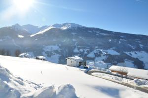 Vista generica sulle montagne o vista sulle montagne dall'interno dello chalet