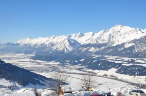 Vista generica sulle montagne o vista sulle montagne dall'interno dello chalet