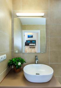 A bathroom at Pinos Playa Suites