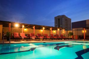 Bazén v ubytování Jumeira Rotana – Dubai nebo v jeho okolí
