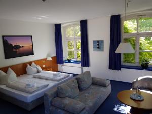 Hotel Havenhaus في بريمن-فيغِزاك: غرفة معيشة مع أريكة وسرير