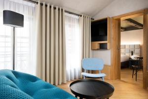 TV a/nebo společenská místnost v ubytování Hotel Le Colombier Suites