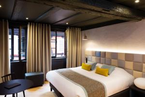 Postel nebo postele na pokoji v ubytování Hotel Le Colombier Suites