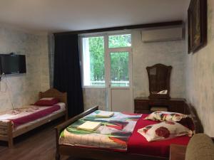 1 dormitorio con 2 camas y ventana en Hotel George en Ureki