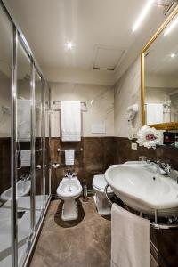 La salle de bains est pourvue d'un lavabo, de toilettes et d'une douche. dans l'établissement Plaza Hotel Lucchesi, à Florence