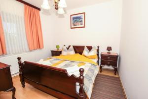 En eller flere senge i et værelse på Apartmani Ljubica