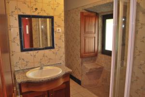 y baño con lavabo y espejo. en Quinta do Real - Casa de Campo en Viana do Castelo