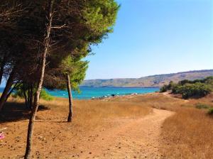a dirt road next to a body of water at La Casetta in Poggiardo