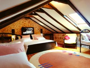 VrgoracにあるEthno Village Kokoriciの屋根裏部屋(ベッド2台、椅子付) +79枚の写真