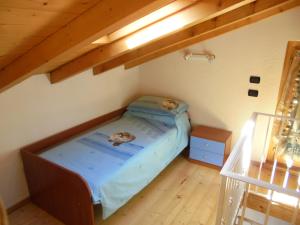 サン・シーロにあるCasa Montuglioの小さな部屋で、ベッド1台が備わります。