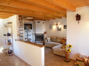 ein Wohnzimmer mit einem Sofa und einem Kamin in der Unterkunft Casa Montuglio in San Siro