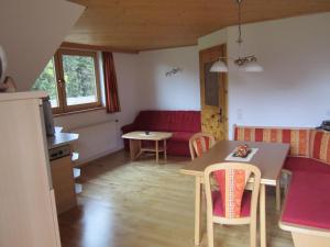 kuchnia i salon ze stołem i krzesłami w obiekcie Kocherhof w mieście Mariapfarr +9 zdjęć