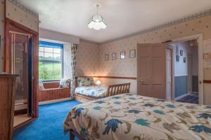 een slaapkamer met een bed en een raam bij Kilna BnB in Saltash