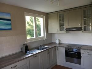 Een keuken of kitchenette bij Holiday Home Castle View