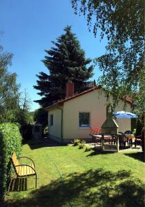 una casa con patio con mesa y sillas en Ferienhaus zur Blautanne, en Klipphausen