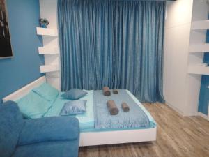 um pequeno quarto com uma cama e um sofá em Apartment Premium Class in Batumi em Batumi