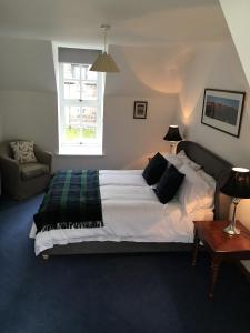 um quarto com uma cama grande e uma janela em Dunnottar Woods House em Stonehaven