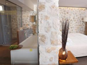 Posteľ alebo postele v izbe v ubytovaní Pantokrator Hotel