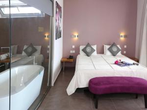 Posteľ alebo postele v izbe v ubytovaní Pantokrator Hotel