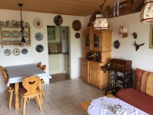 salon ze stołem i kuchnią w obiekcie Ferienwohnung Familie Zuck w mieście Missen-Wilhams