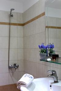 Ett badrum på Galaxy Hotel