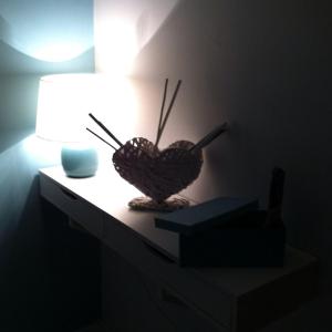 een donkere kamer met een tafel met een kaars en een lamp bij Appartamento al Parco CIR03407AT00243 in Parma