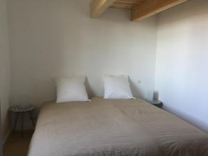 Postel nebo postele na pokoji v ubytování Gorges du Verdon charme et authenticite semaine du samedi au samedi en juillet et août