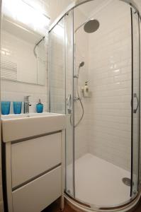 y baño con ducha y lavamanos. en Stylish Apartman Szeged, en Szeged