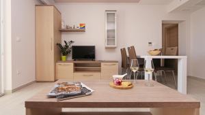 sala de estar con mesa de madera y comedor en Apartments Hermes en Tučepi