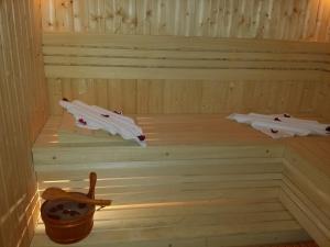 a sauna with two beds and a bucket in it at Hôtel Teranga & Spa in Marrakesh