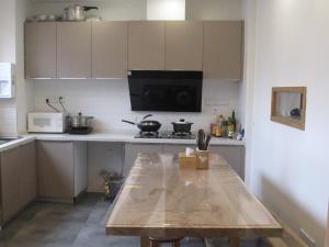麗江的住宿－簡舍客棧，厨房配有木桌