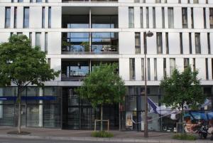 an office building with a plane in front of it at Seine Front Room / Lib. F.Mitterrand in Paris